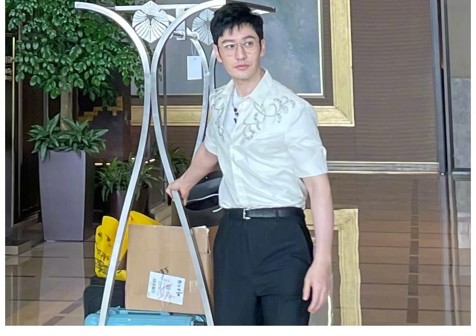 中餐廳5|《中餐廳5》路透，黃曉明戴金邊眼鏡儒雅帥氣，常駐嘉賓齊現(xiàn)身