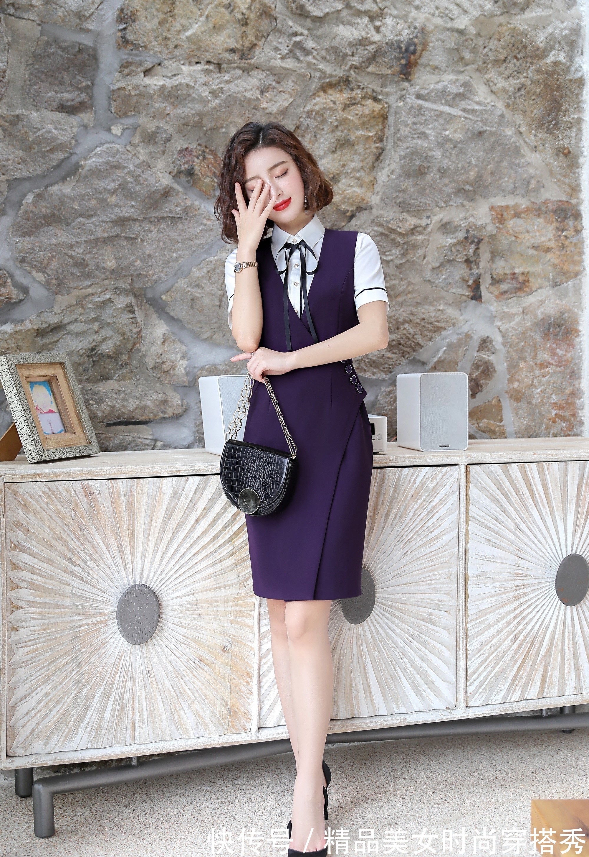 优雅 白色的衬衫外搭紫色的马甲裙,脚上一双黑色的高跟鞋,优雅又时尚