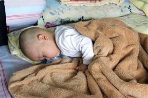 宝宝晚上睡觉喜欢“满床滚”，不是在和你玩，5个苦衷很难发现