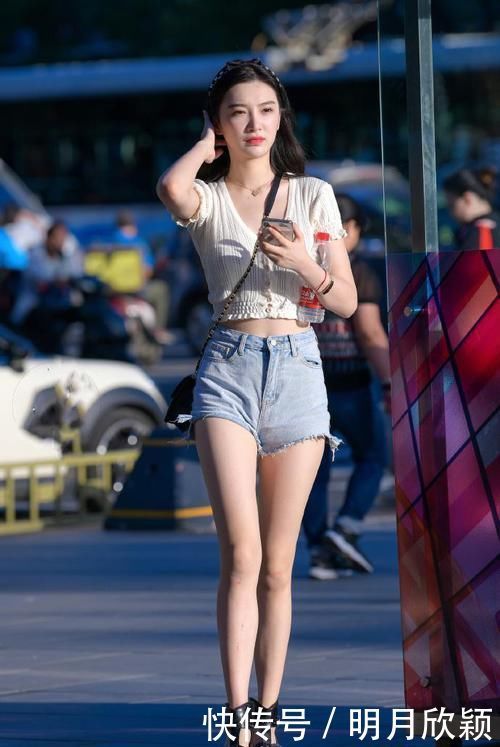 极品美女穿低腰超短裤，搭配短T恤，秀出小蛮腰更性感了