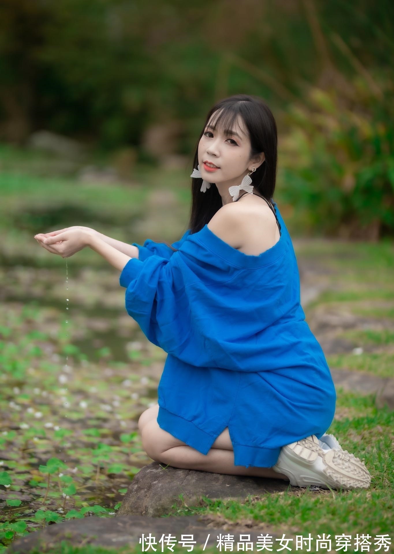 牛仔短裤|蓝色的卫衣,下搭牛仔短裤,露出白皙高挑的大长腿,青春有活力