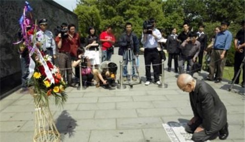 儿孙|日本老兵来中国谢罪曾迫害了33名中国女性，晚年儿孙全都意外身亡