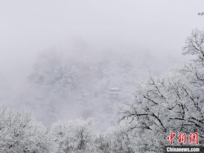 山水画|冬雪后的“道源圣地”崆峒山成水墨山水画