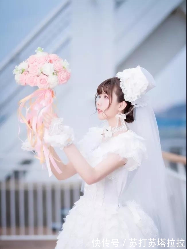 |搞笑GIF图:现在城市找不见土,只能吃砖头了