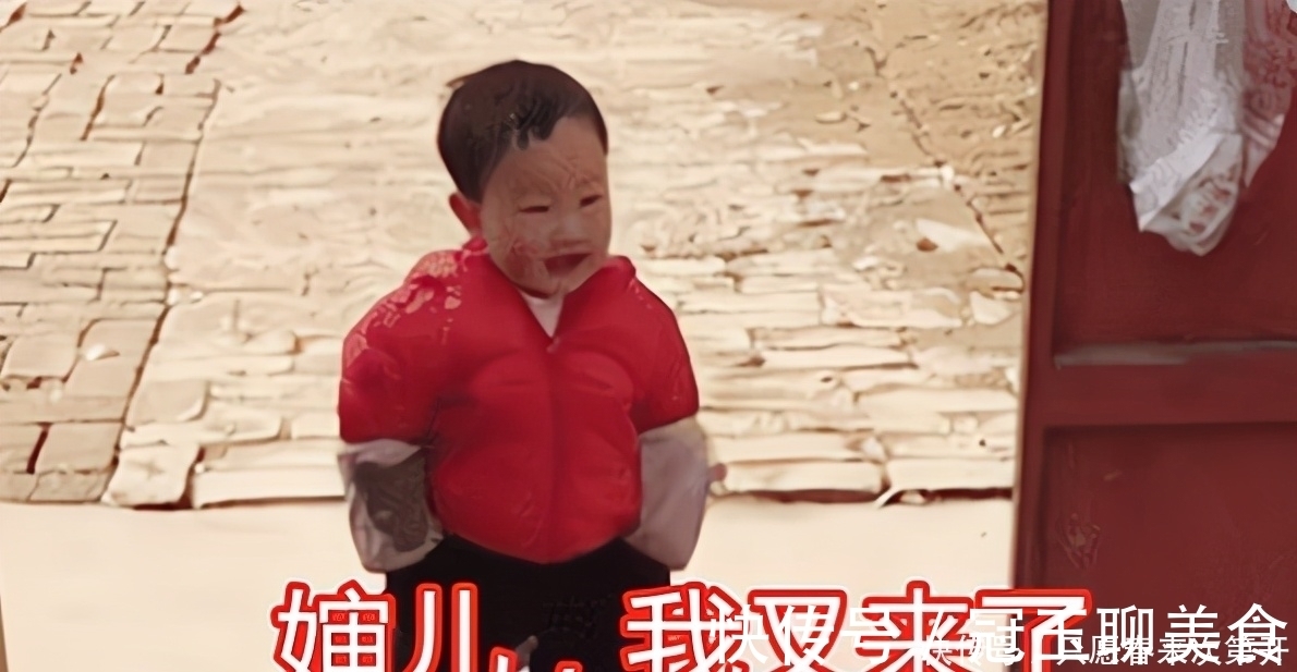 邻居家|萌娃大摇大摆上门“蹭吃”火了,双手插兜表情贼逗:婶,我又来了