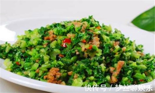 女性来“大姨妈”时，常吃4种食物，缓解经期腹痛，排出子宫污血