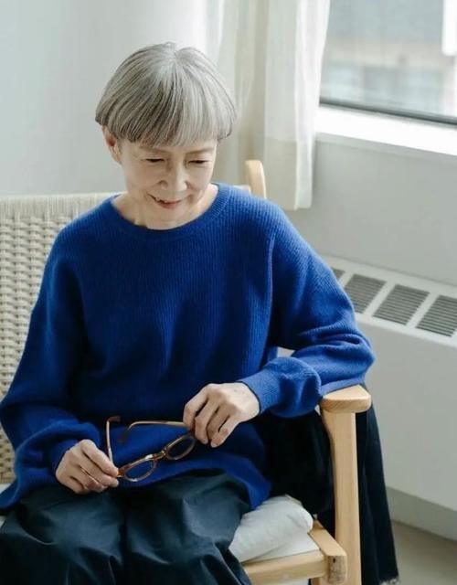 这位日本“大妈”时髦火了！她的穿衣简单不复杂，女人自信才真美