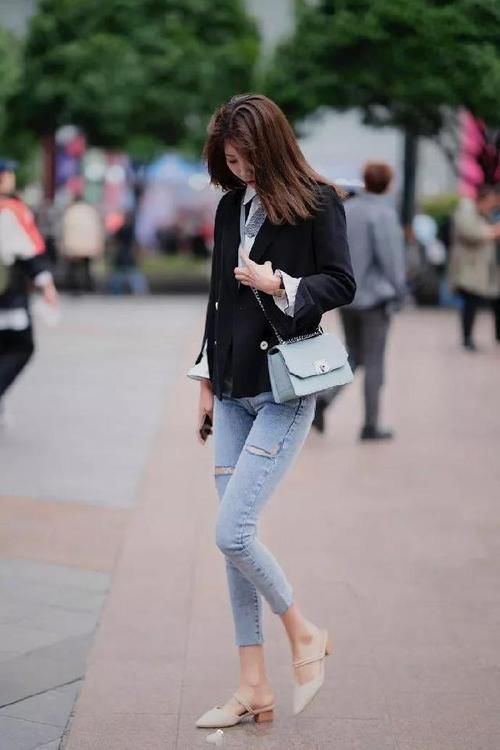 美女搭配一双尖头高跟鞋，彰显了身材的曼妙风姿，给整体添加气质