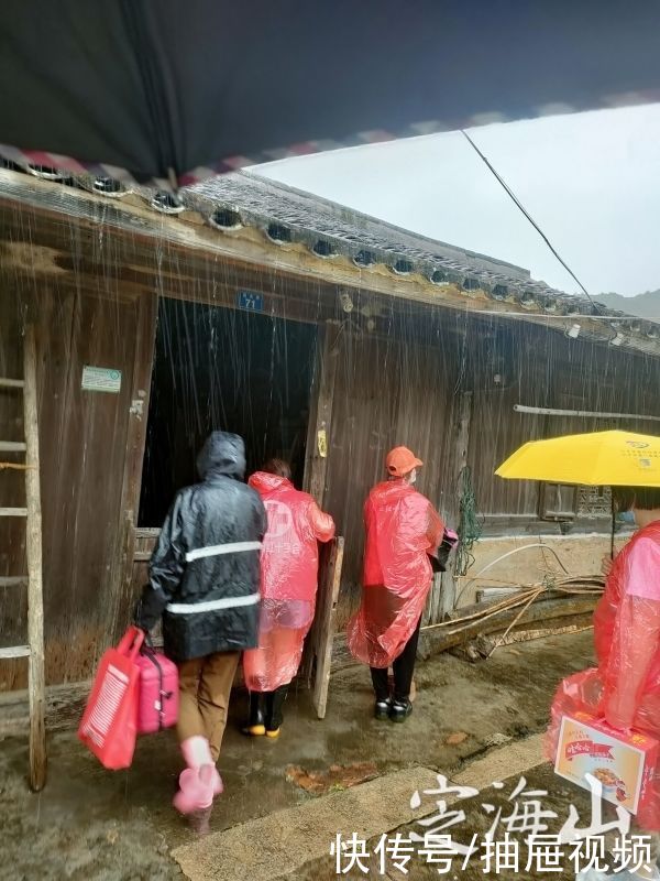 台风|定海新闻网丨志愿者为困难户排除台风安全隐患