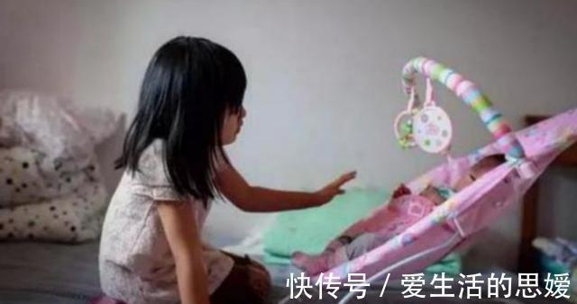 家长|5岁哥哥照顾半岁的妹妹,妈妈买菜回家后,却发现哥哥号啕大哭