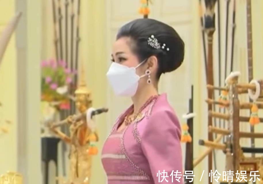 诗妮娜贵妃#苏提达熟知中华文化,穿中国红炫耀地位,给诗妮娜穿“妾室粉”