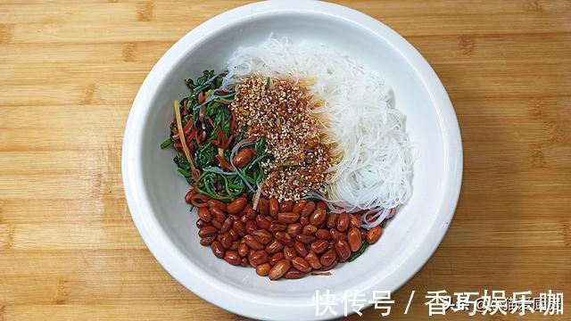 小猫|教你菠菜爽口解腻的做法,几分钟上桌,营养好吃做一大盘不够吃