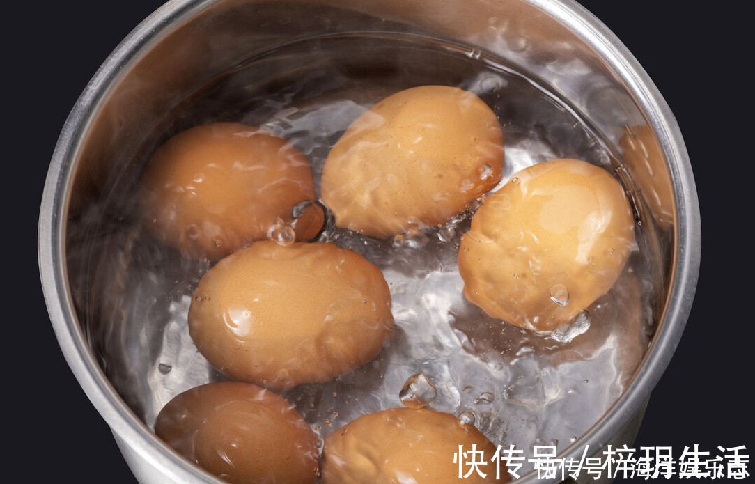 煮鸡蛋|天热煮鸡蛋，直接下锅煮就错了，教你一招，鸡蛋又香又嫩还好剥壳