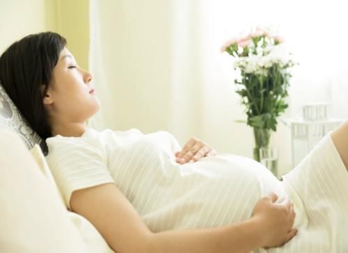 准妈妈|怀孕后睡眠质量差,三种适合准妈妈的睡姿,总有一个能帮到你