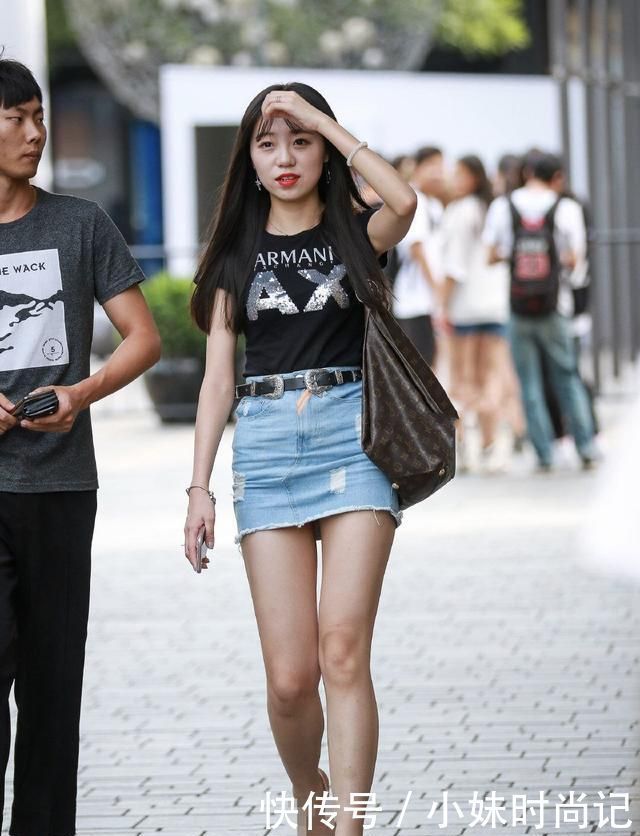 街拍:美女与男朋友逛街, 穿“牛仔短裙”秀身材, 展现“青春活力”