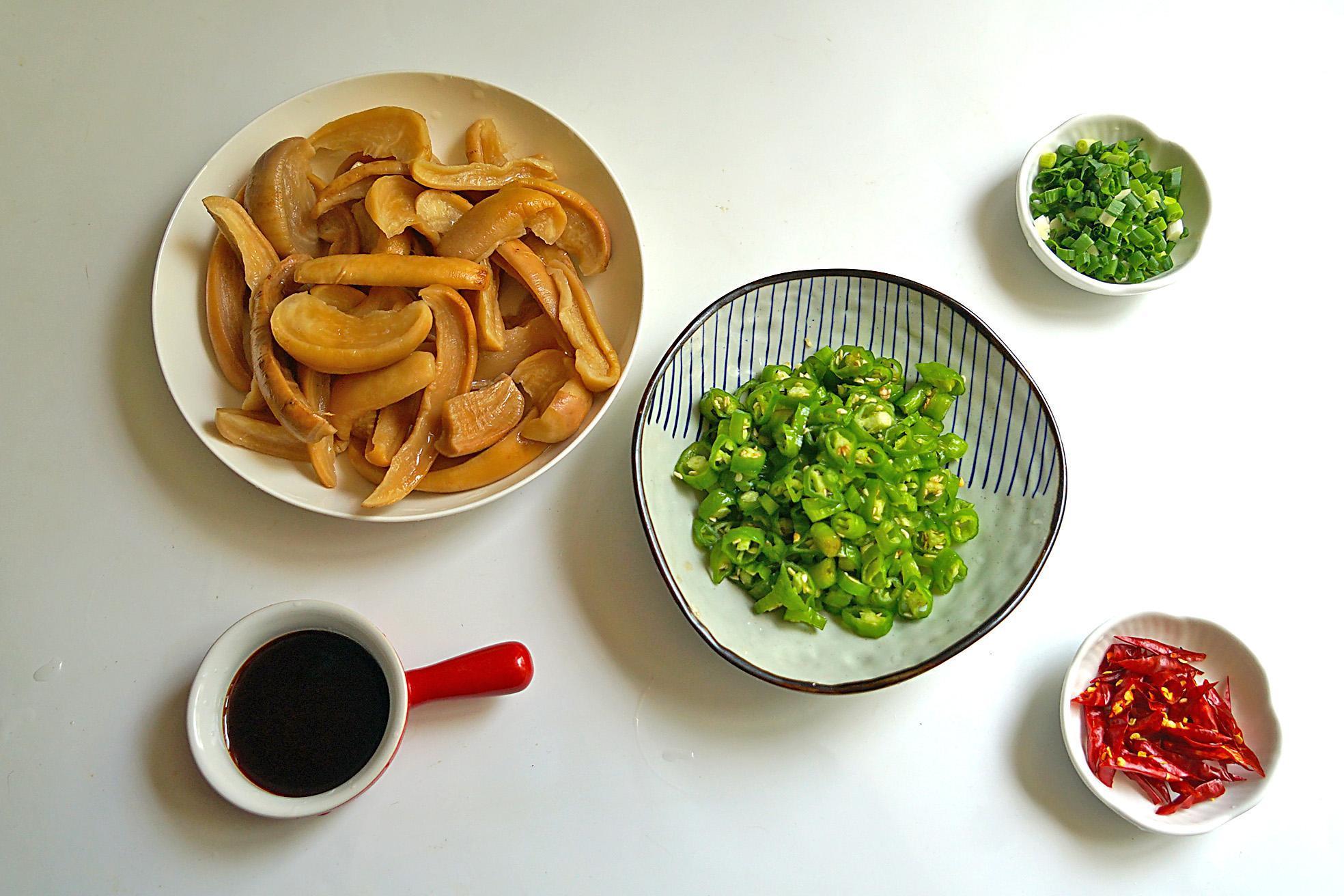 这种菜过去家家户户都有,配上辣椒炒一炒太下饭了,给肉都不换