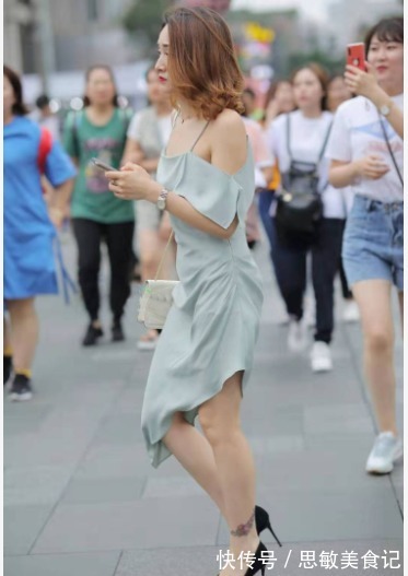 搭配|浅蓝色吊带连衣裙搭配黑色高跟鞋,清新迷人,时髦靓丽
