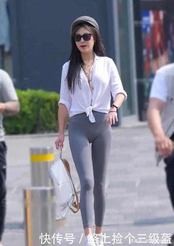 随意自然的打底裤,呈现的美感不言而喻,就看你是否喜欢选择它