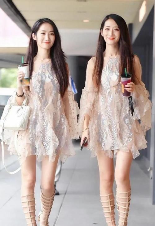 姐妹|美女模特:姐妹搭配风格魅力四射,泡泡袖网纱连衣裙,又纯又欲