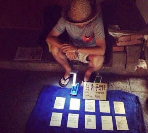 小伙因写“废话”诗走红，有人说他辱没艺术，有人却将他捧上神坛