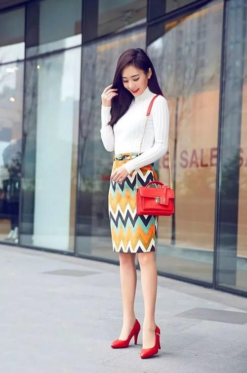 街拍：女性穿搭高跟鞋，凸显出魅力的韵味