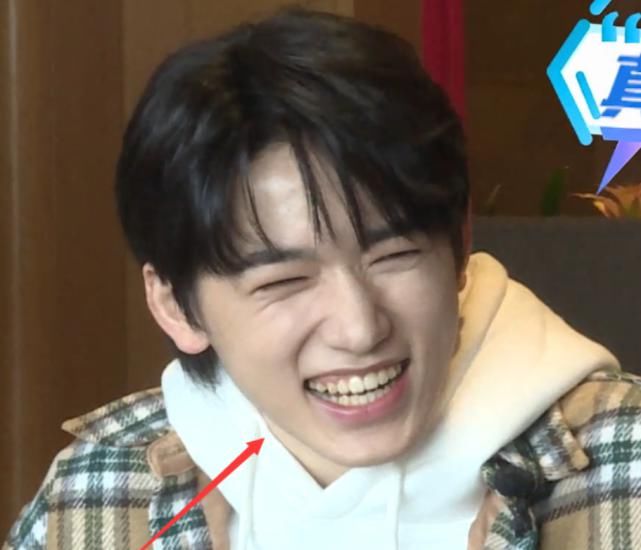 宋亚轩和吴彤吃饭，镜头放大十倍后，牙齿的颜色让女粉丝不知所措