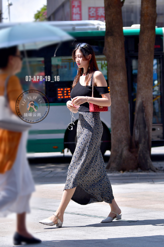 街拍小姐姐的身材其实是极好的，只是长裙不显而已