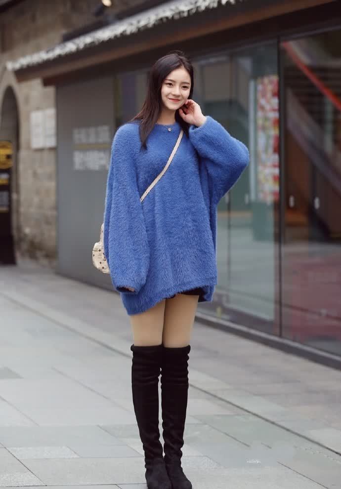 美女 美女蓝色毛衣搭配长筒靴, 长腿笔直性感, 果然脸小的都漂亮