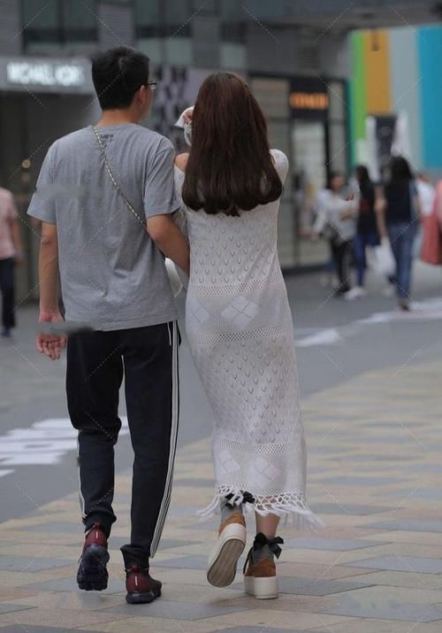 白色|小姐姐穿白色长款修身连衣裙,时髦又前卫,蕾丝设计很透明