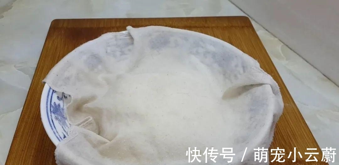 案板|3勺清水，1斤面粉，淋上鸡蛋液，教你做创意早餐饼，比葱油饼好吃