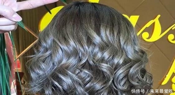 说卷发显老，45岁大姐姐烫发年轻5岁！治疗各种发量少