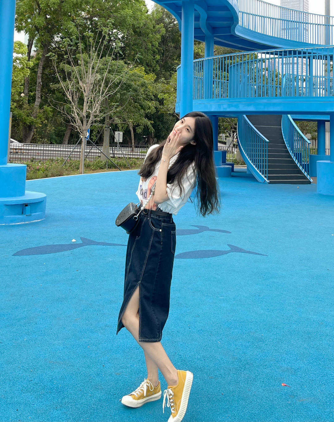 开叉裙|美如初恋女人的穿搭技巧,T恤搭配牛仔裤开叉裙,青春感满分!