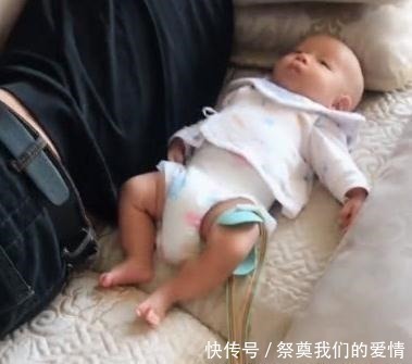 睡着|爸爸带宝宝自己竟然先睡着，这是害怕自己掉下去吗！