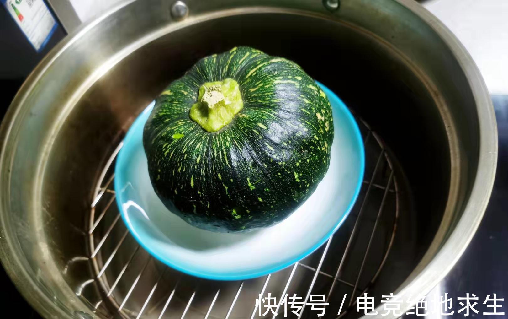 南瓜放盘中一蒸,加上牛奶,热量低高营养,补锌又补钙,好吃