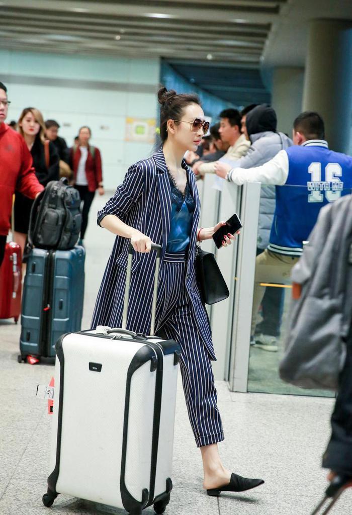 老气 女人一旦过了40岁,这4种搭配尽量少穿!老气又廉价,还容易显胖