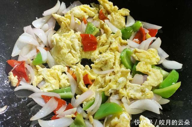 鸡蛋|洋葱是个宝,营养丰富降血压,加它一起炒,比番茄鸡蛋还简单