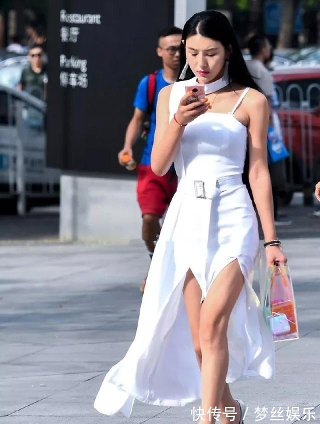 高跟鞋 美女身穿白色连衣裙搭配尖头的高跟鞋,更加闪闪发光惹人爱了