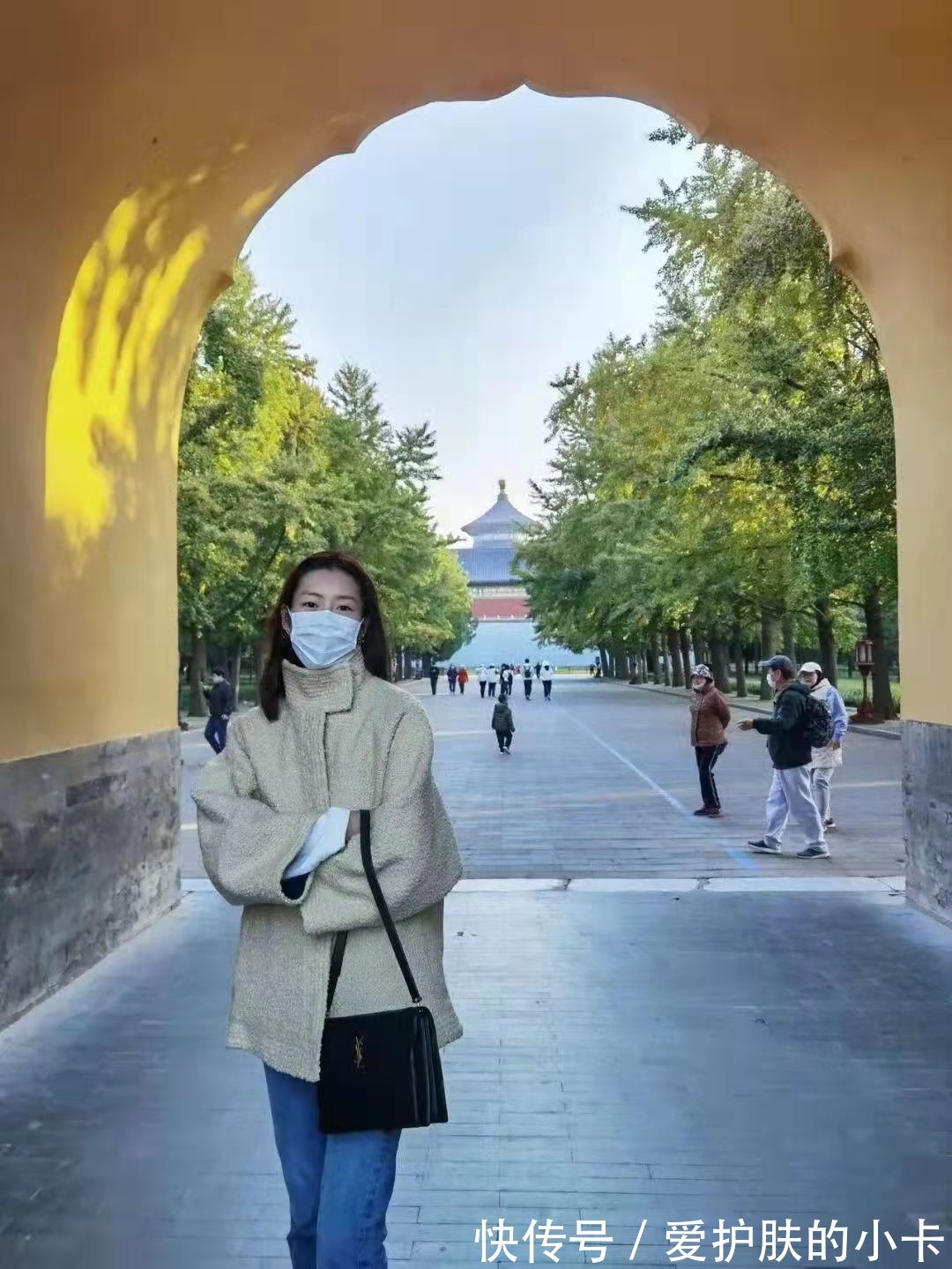 羽绒服|刘雯衣品没得挑,显胖的羊羔绒都搭得酷帅温柔,不是一般的会穿