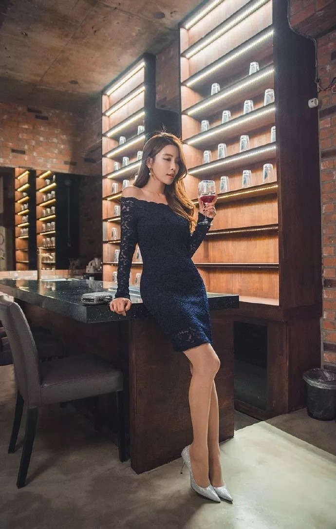 紧身裙搭配高跟鞋,秀出女性魅力的好身材