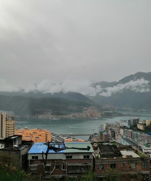 诗词：春雨如秋二月天