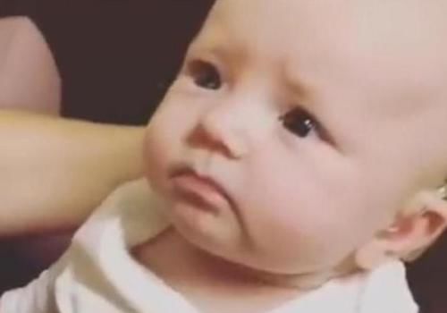 小宝宝|失聪宝宝戴上助听器的瞬间,表情五味杂陈,网友跟着一起哭了