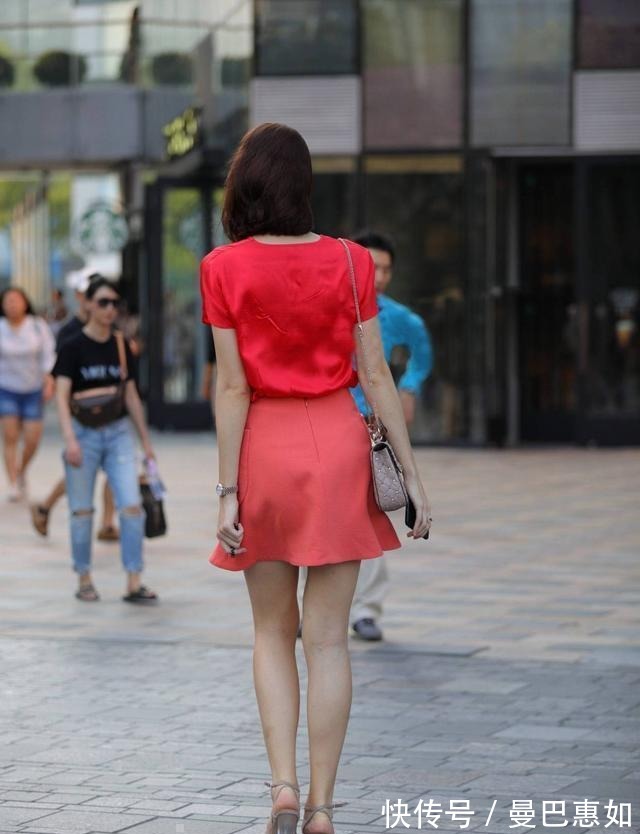 破洞牛仔裤 美女一袭简约的瑜伽裤，选择简洁轻盈的裙型，减龄单品