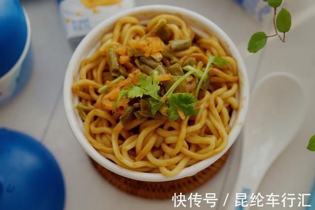 牛肉拉面|天冷最爱的懒人餐,1分钟就上桌,口感香滑筋道,好吃到爆