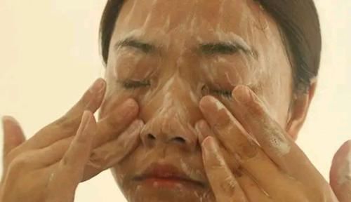 鼻子两侧的白色分泌物是什么东西?为何越挤越多?一起来了解一下