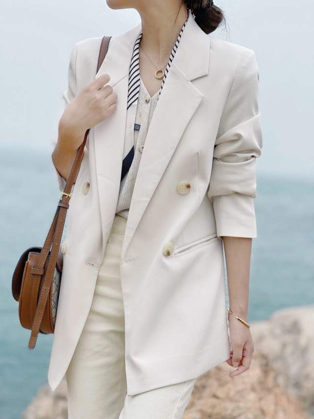 下半身|气质不分年龄,蕾丝小开衫+卡其色短裤,性感又有女人味