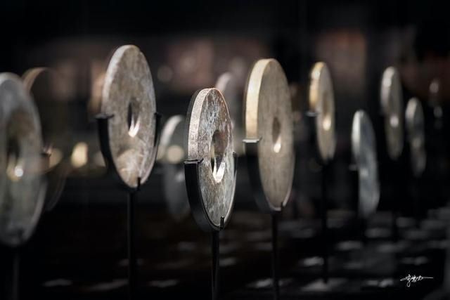 铁粉|在良渚,看世界丨这位“良渚铁粉”在全国各地博物馆追拍良渚玉器