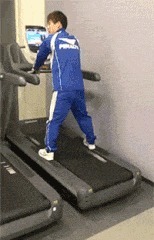 |搞笑GIF：妹子 有斑马线你们不 非要去翻护栏 这下尴尬了吧