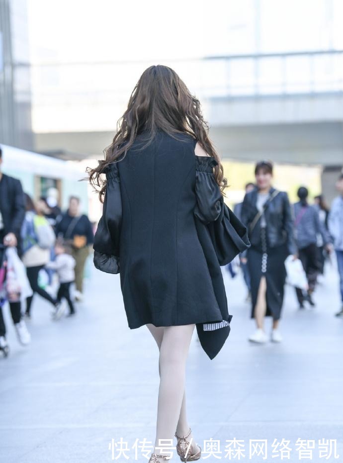  时尚|街拍：洁白无瑕的“白丝袜”，滑如凝脂