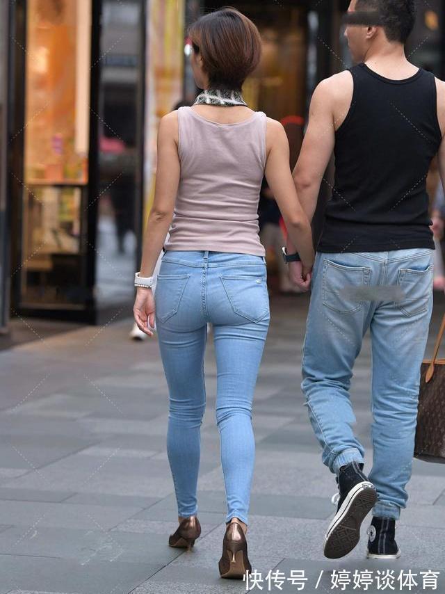 修身牛仔裤 浅色调的上衣搭配蓝色牛仔裤,再配上蓝色缎带,高雅而有气质