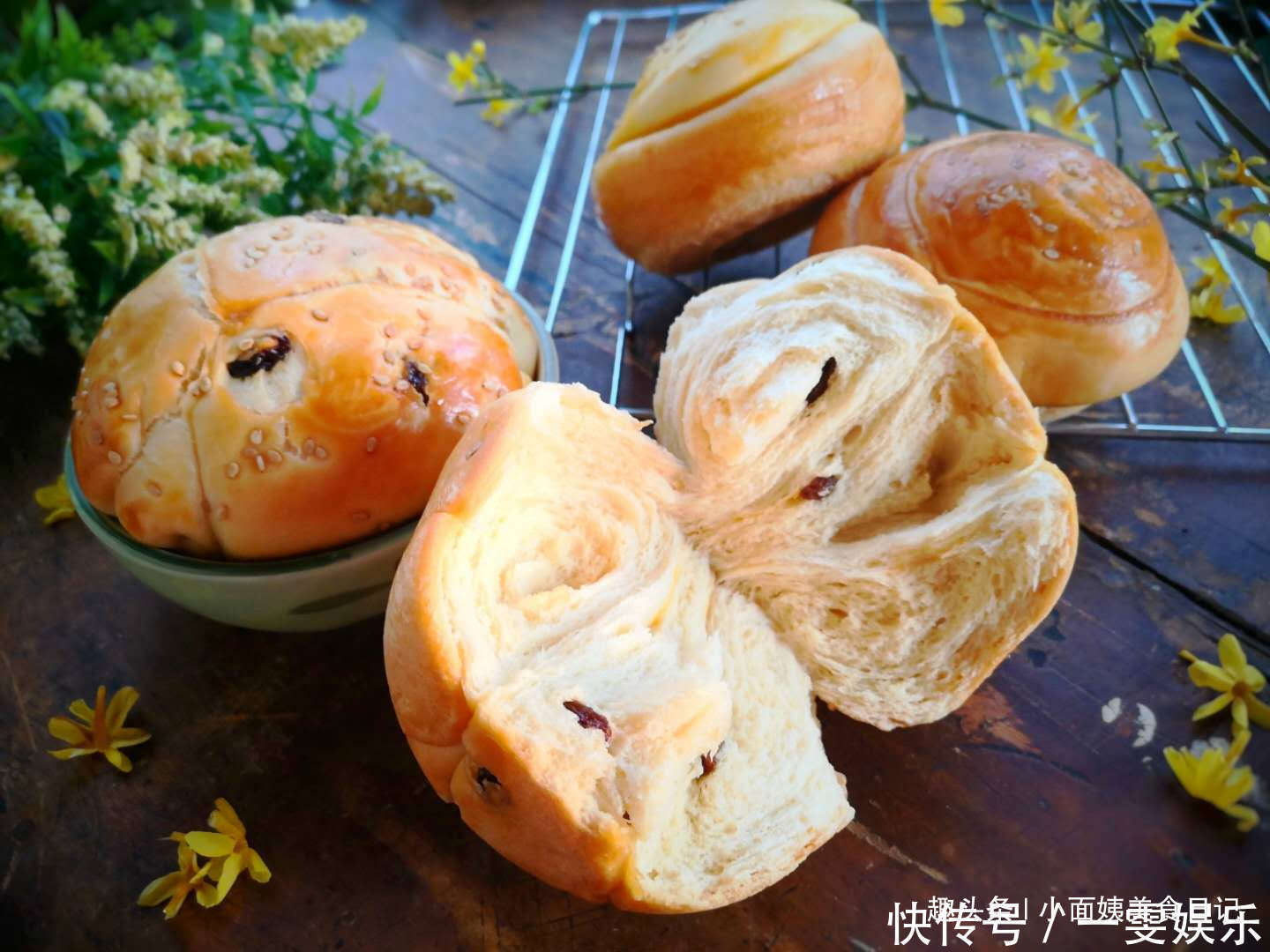 最近面包这个做法火了，家里烤箱都用不上，金黄香甜，松软又拉丝